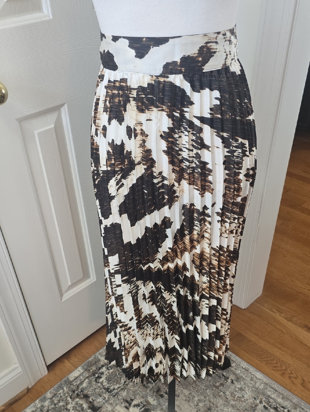 WORTHINGTON WOMAN'S PLUS  BLACK AND WHITE PLEATED "REPTILE" PATTERN SKIRT 2X